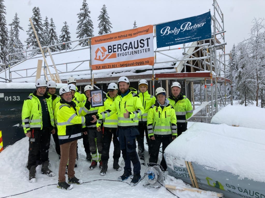Hele teamet i Bergaust Byggtjenester på et byggeprosjekt